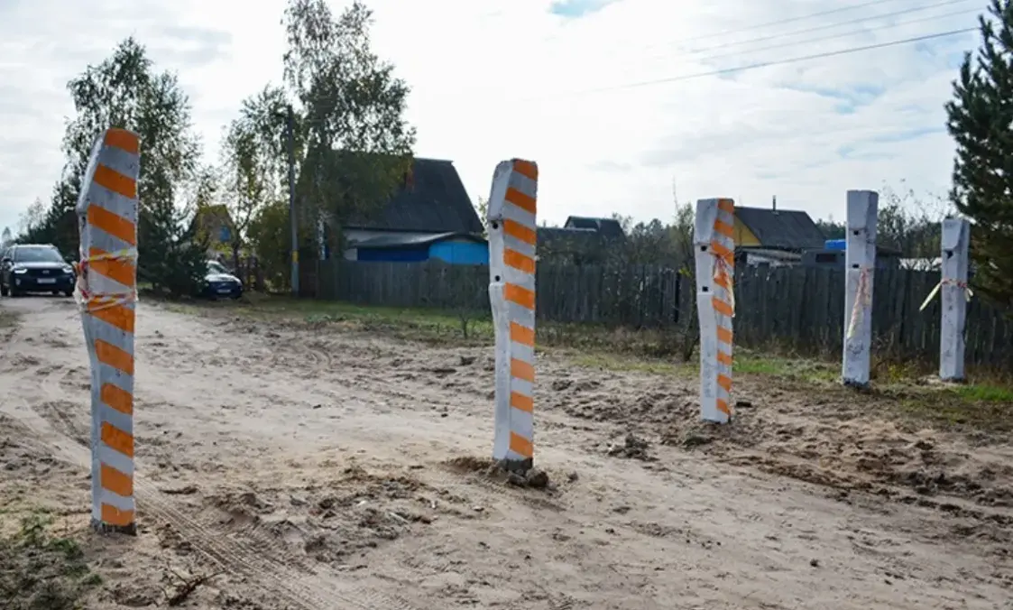 У Гомельскім раёне ўлады ўгаворваюць людзей прыбраць шлагбаўм з дарогі