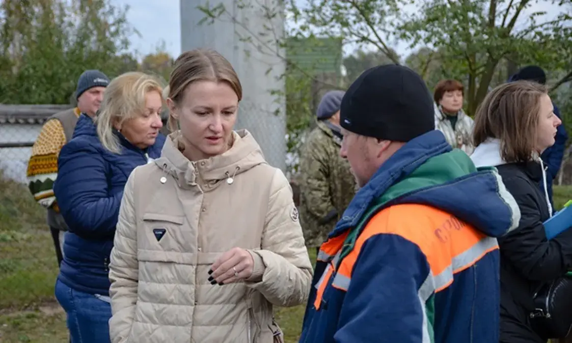 У Гомельскім раёне ўлады ўгаворваюць людзей прыбраць шлагбаўм з дарогі