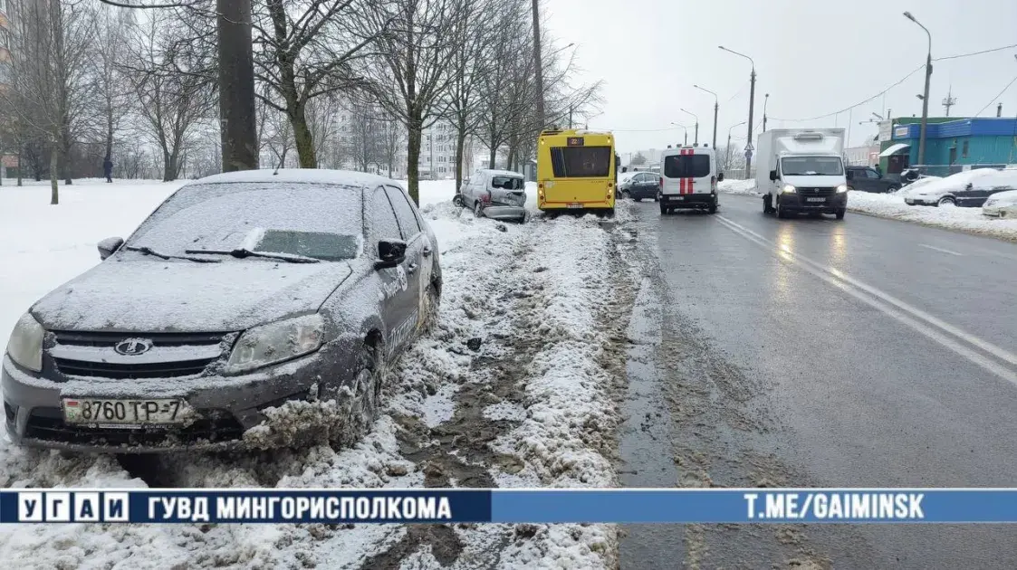 В Минске пассажирский автобус врезался в припаркованные автомобили