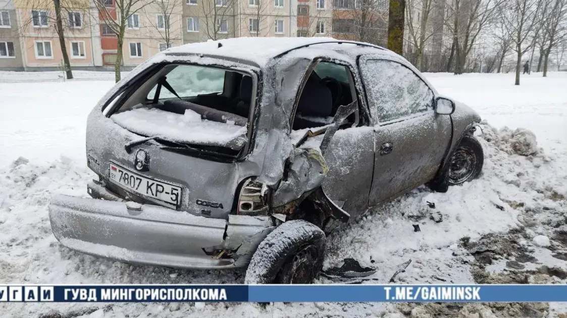 В Минске пассажирский автобус врезался в припаркованные автомобили