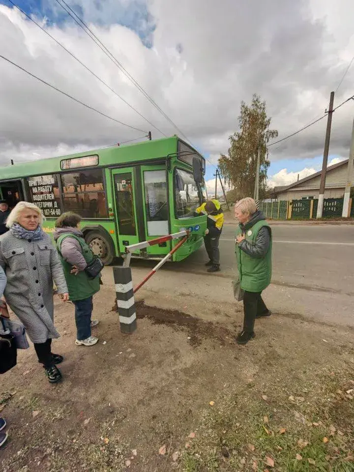 В Слуцке шлагбаум пробил кузов пассажирского автобуса и оказался в салоне 