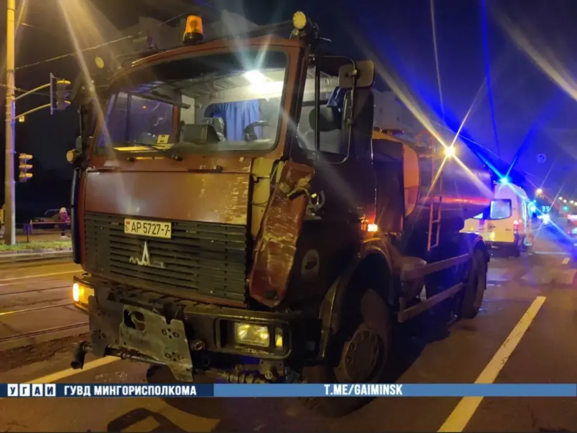 В Минске грузовик МАЗ въехал в трамвай 
