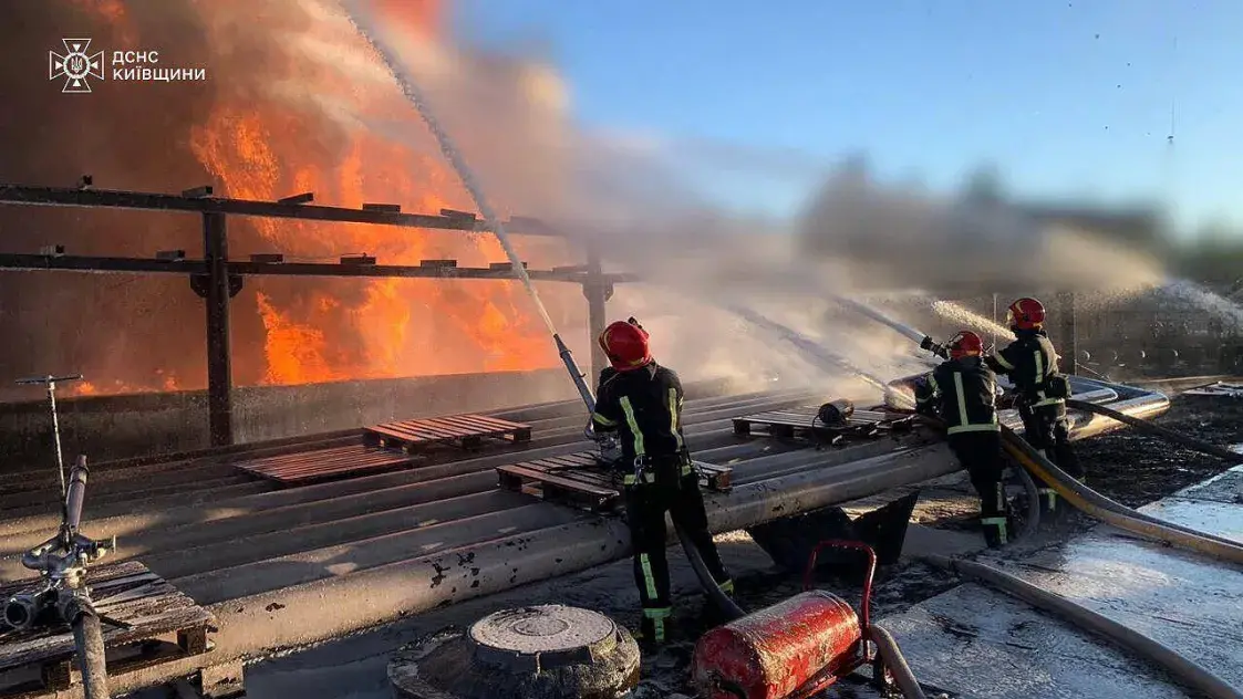 Под Киевом после российской атаки больше суток тушат пожар 