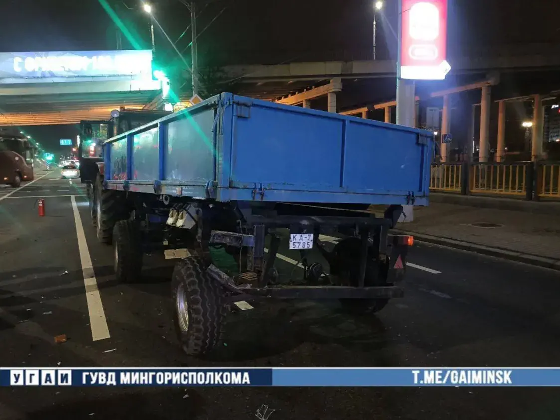 Водитель такси уснул за рулем, врезался в трактор и перевернулся