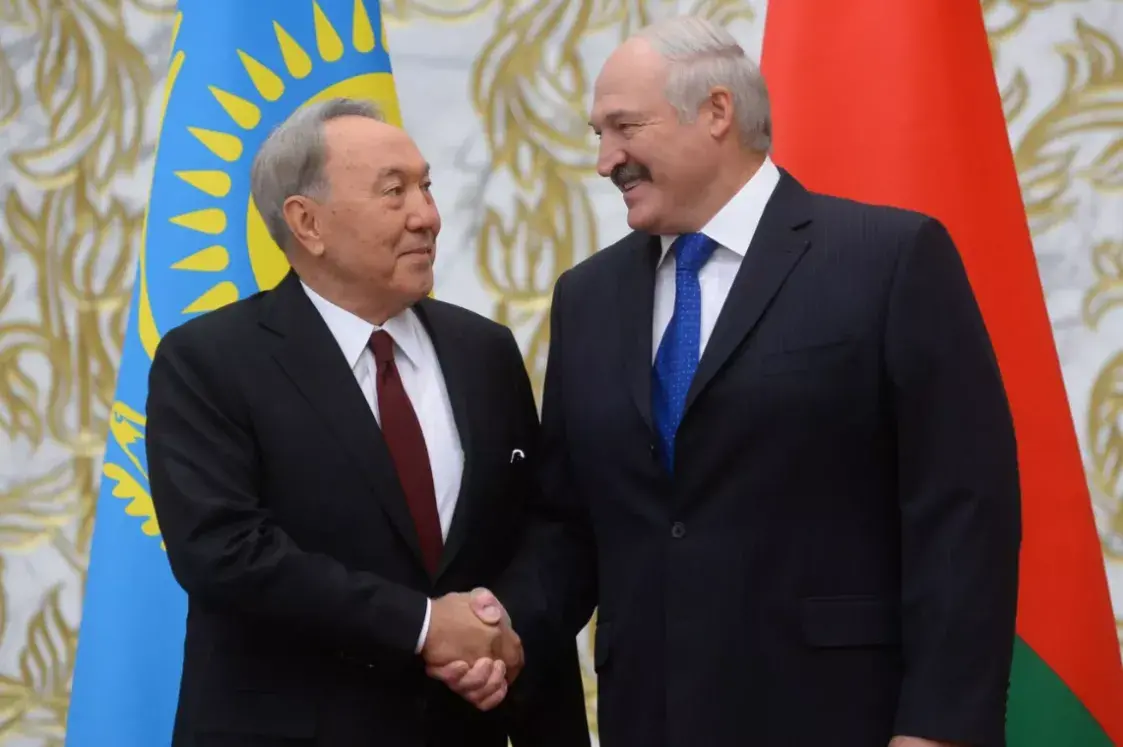 Хоча быць “суперпрэзідэнтам”? Навошта Лукашэнку пасада старшыні УНС