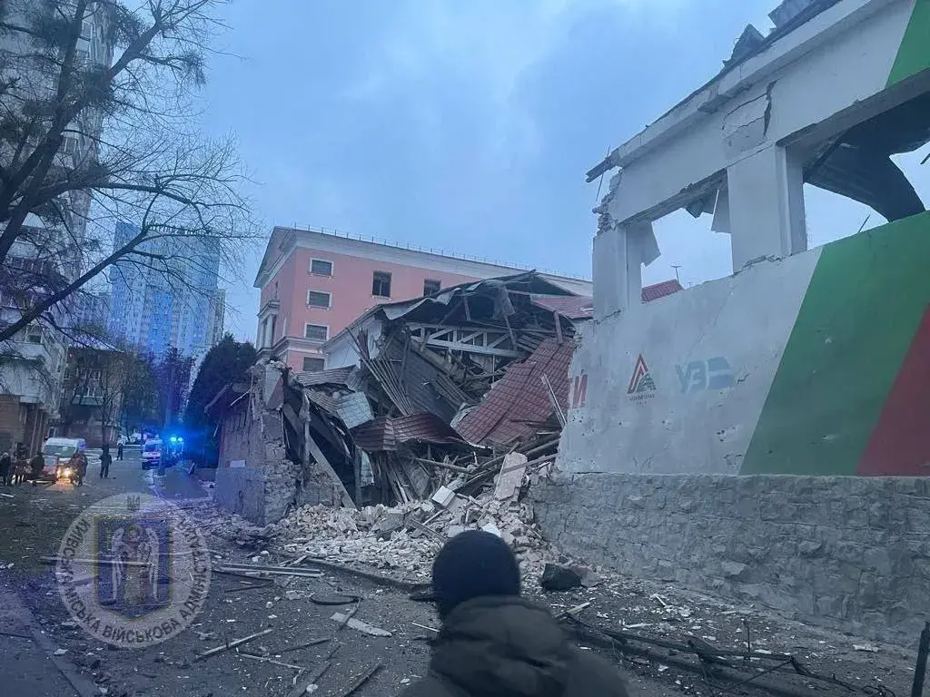 Российская ракета попала в многоэтажку в Харькове, под завалами остаются люди