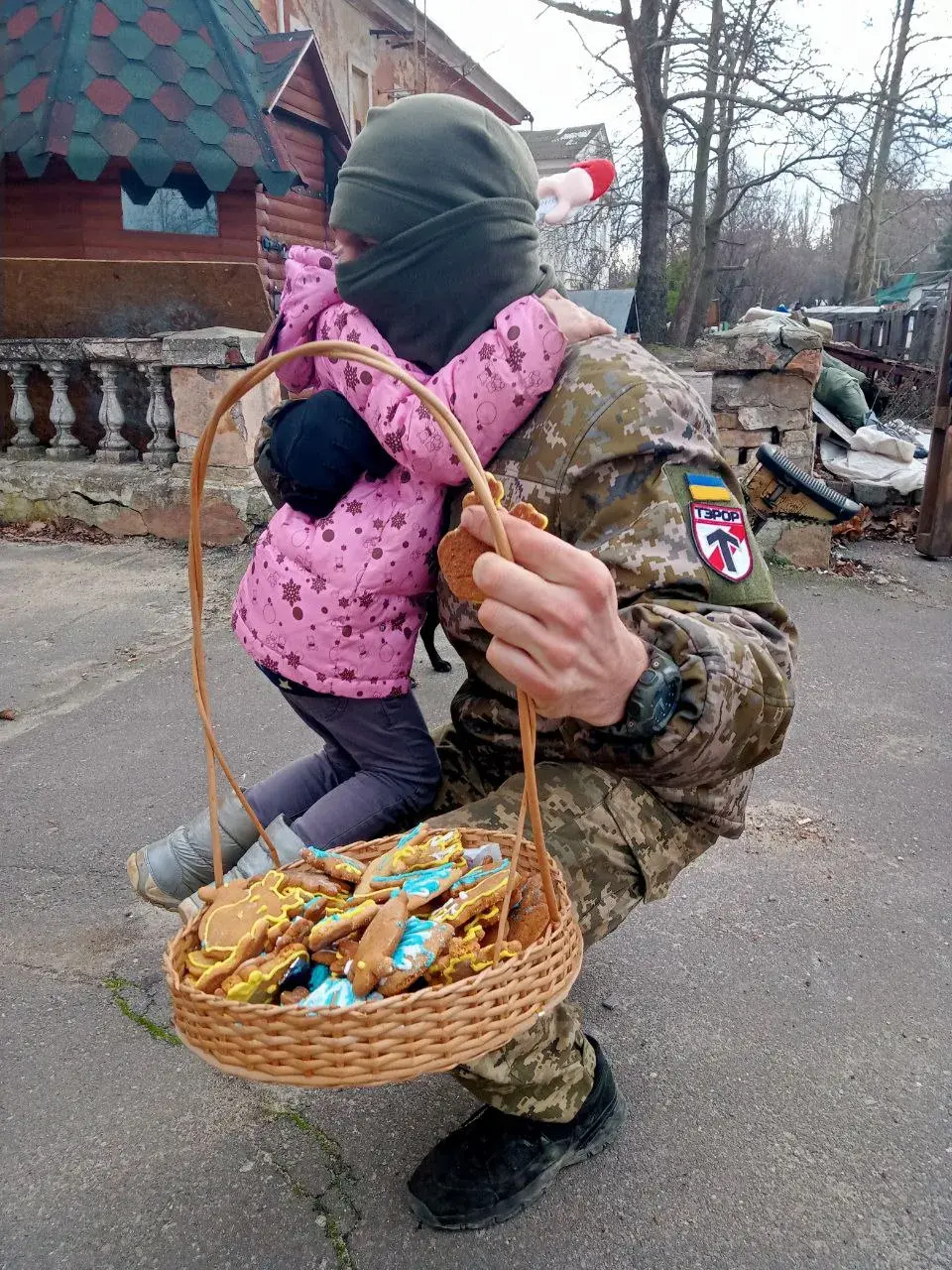 Подарки от Ники: 5-летняя украинка печёт для военных пряники и плетёт браслеты