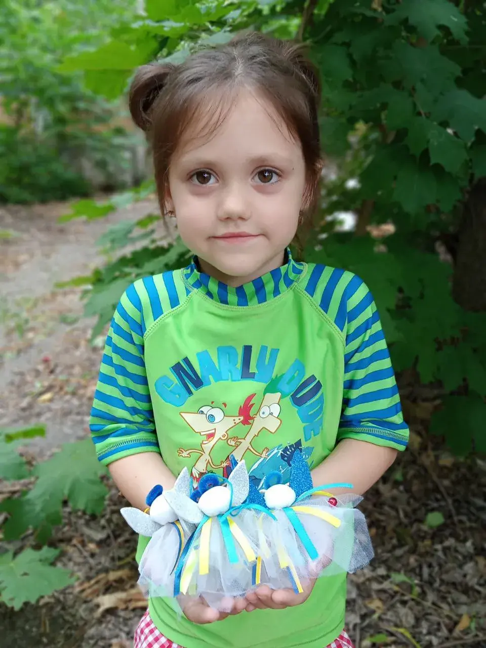 Подарки от Ники: 5-летняя украинка печёт для военных пряники и плетёт браслеты