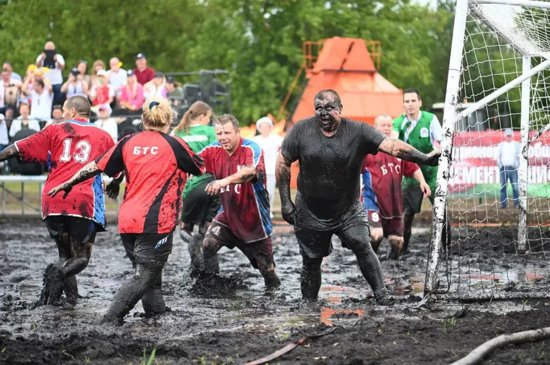 У белорусов новый любимый вид спорта — болотный футбол