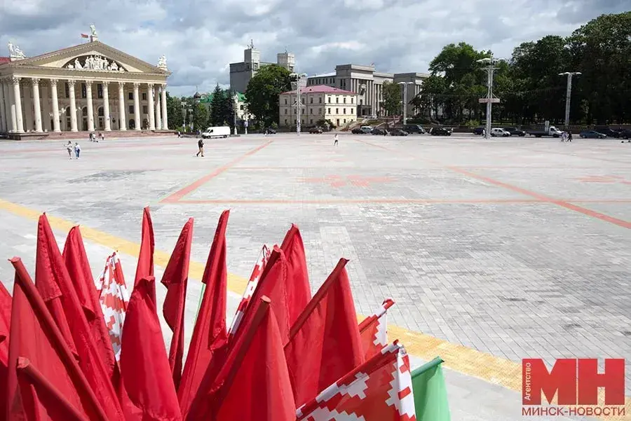 У цэнтры Мінска можна беспакарана патаптацца па чырвона-зялёным арнаменце