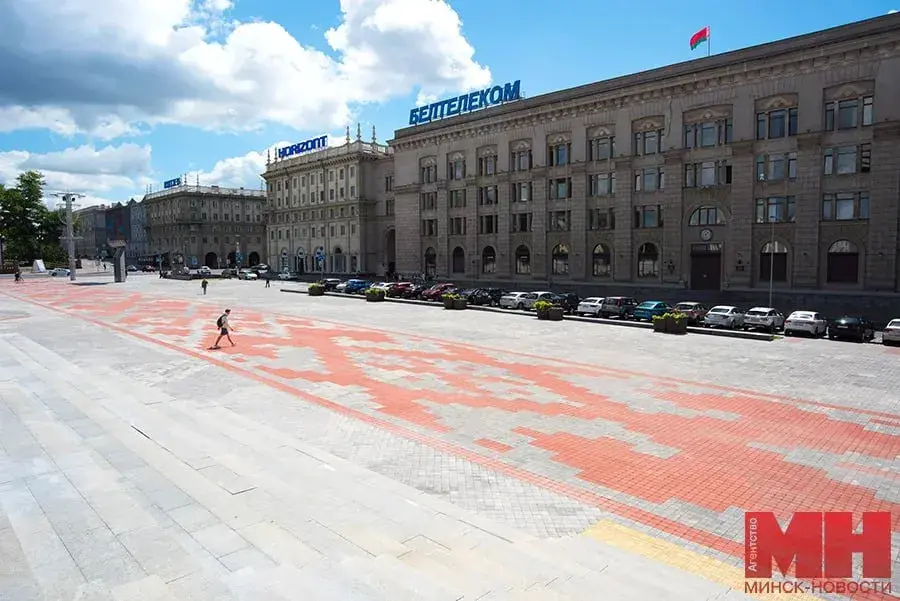 У цэнтры Мінска можна беспакарана патаптацца па чырвона-зялёным арнаменце