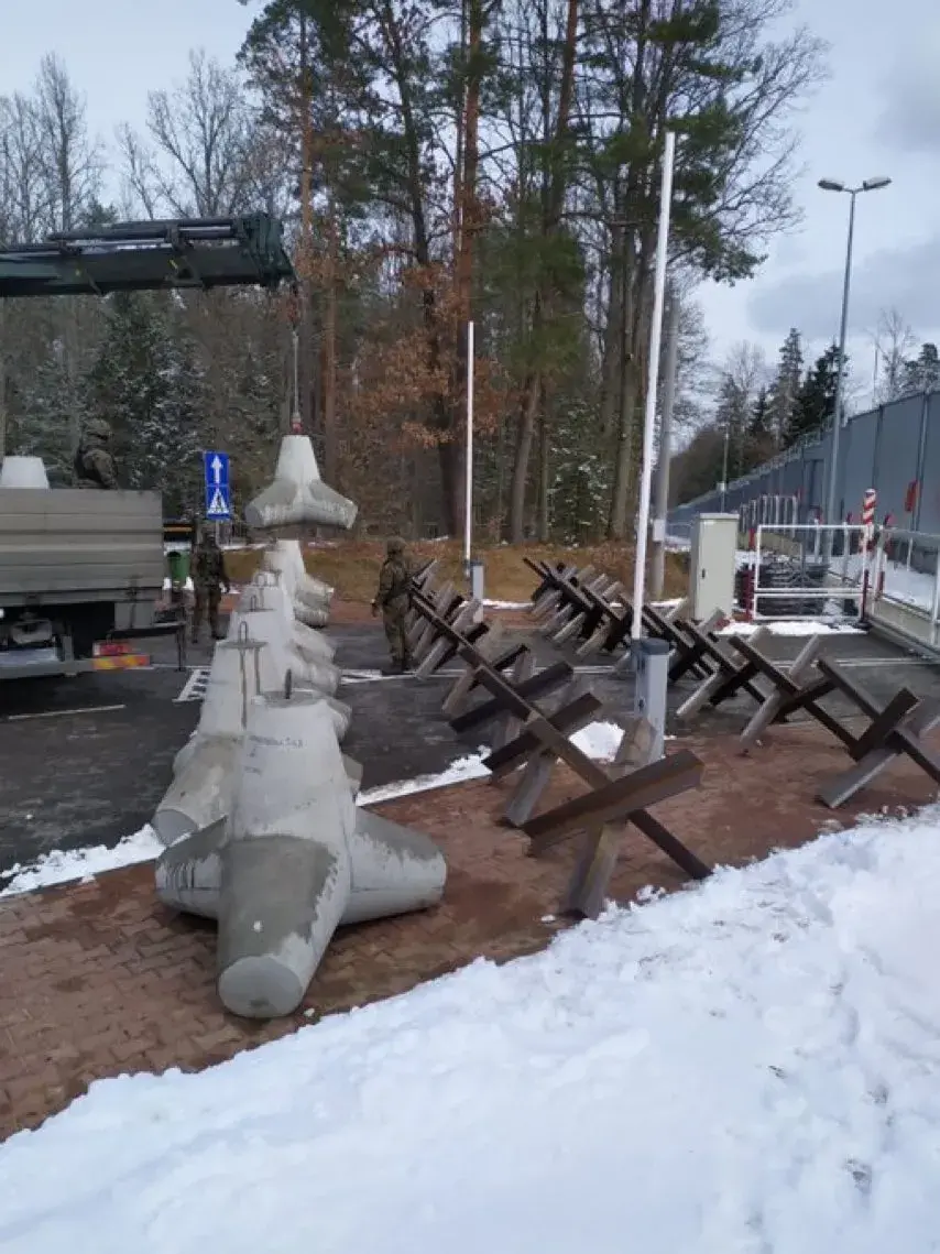 Польшча ставіць на мяжы з Беларуссю супрацьтанкавыя "вожыкі"