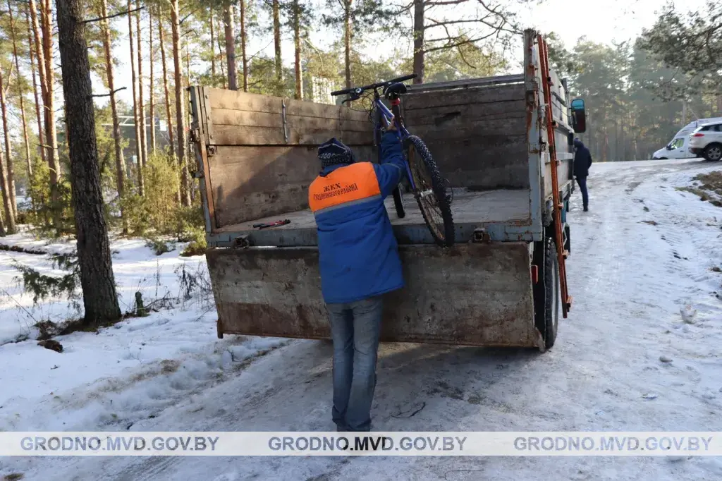 Гродзенская міліцыя скардзіцца на беларусаў, якія кідаюць ровары на мяжы