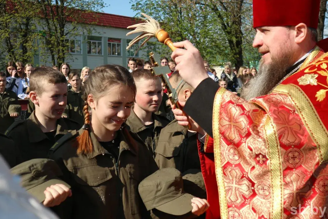 Прапагандыст Марзалюк пераконваў школьнікаў, што насіць форму — гэта не ганьба