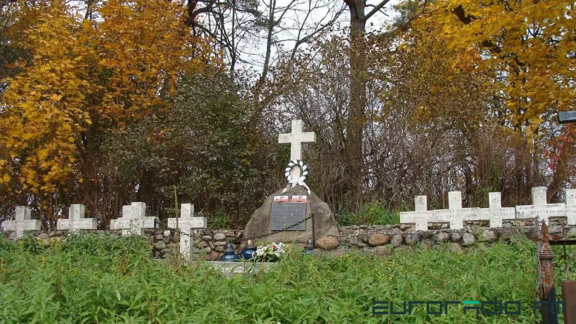 Польский дипломат возложил цветы к разрушенным могилам солдат на Гродненщине