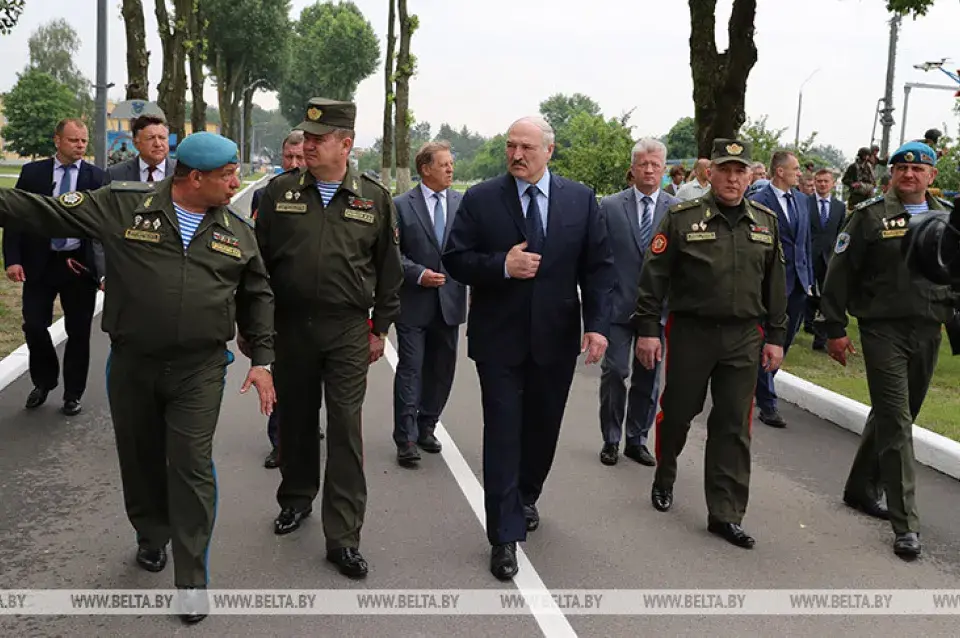 Лукашэнка расказваў брэсцкім дэсантнікам пра дэмакратыю