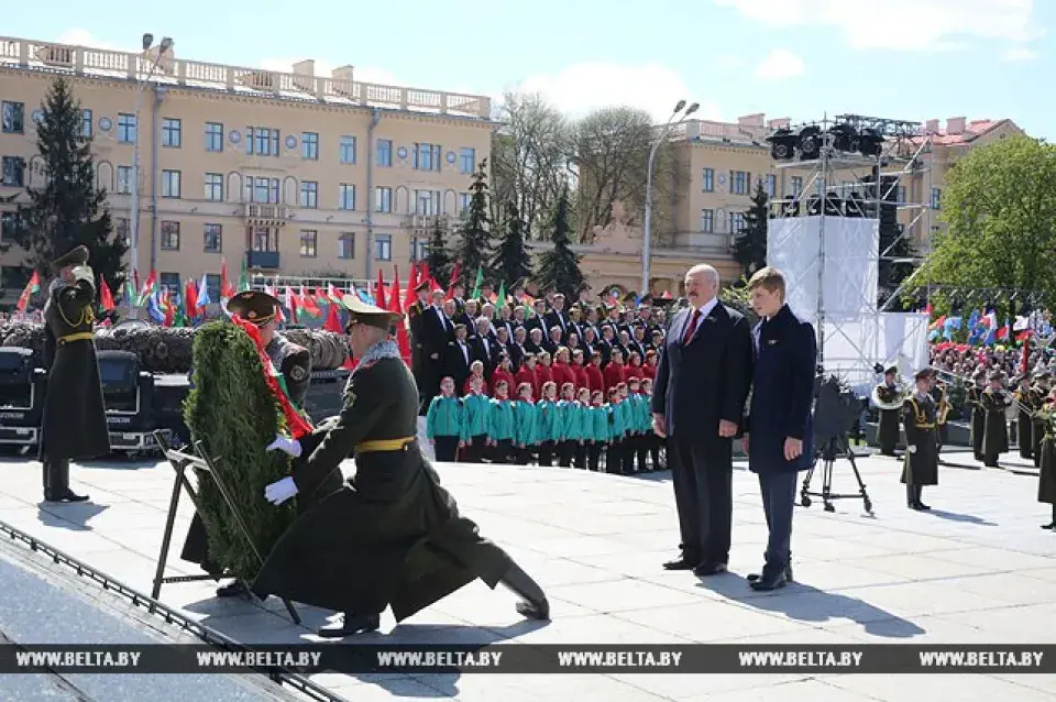 Лукашэнка ўскладаў вянок разам з малодшым сынам Мікалаем