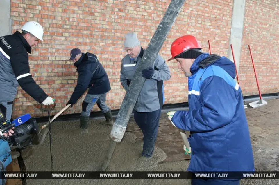 У зале харэаграфіі ў Лукашэнкі загразлі ногі ў бетоне (фота)