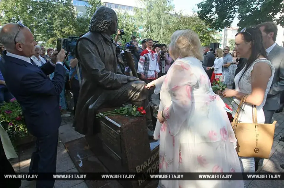 У Мінску ўрачыста адкрылі помнік Уладзіміру Мулявіну (фота)