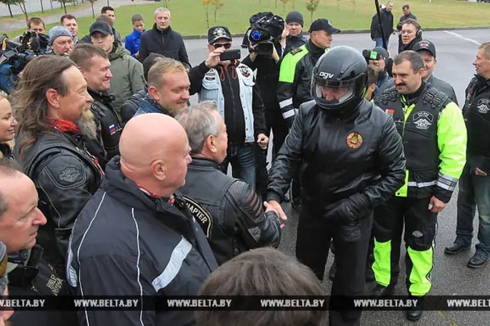 Аляксандр Лукашэнка разам з сынам Мікалаем на матацыкле. Фотафакт