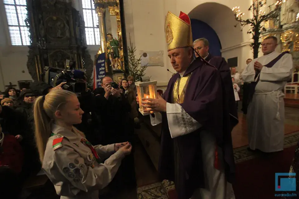 У Фарным касцёле ў Гродне сустрэлі Віфліемскі агонь (фота)