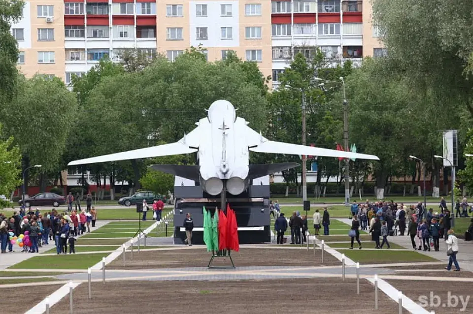 У гомельскім скверы ўсталявалі бамбардзіроўшчык Су-24 (фота)