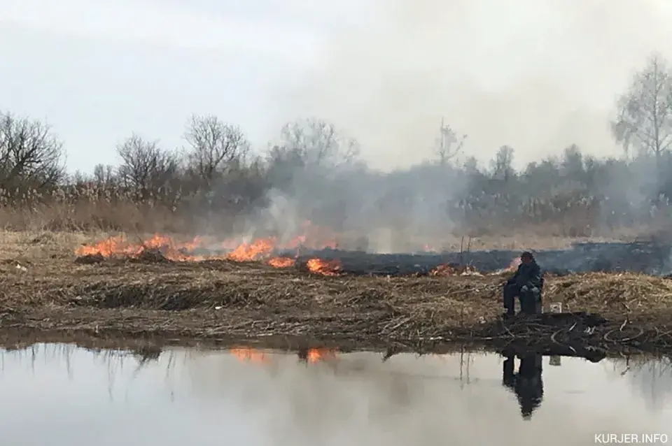 У Слуцку рыбакі вудзілі рыбу, нягледзячы на пажар за спінамі 