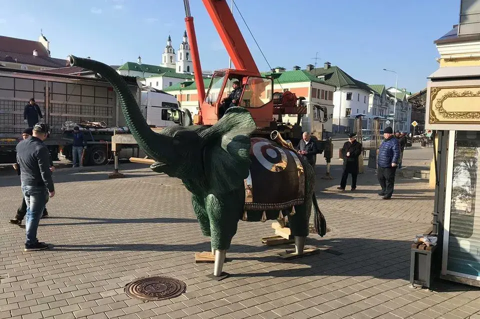 У Мінску на Зыбіцкай усталявалі 6-метровую скульптуру слана Сальвадора Далі