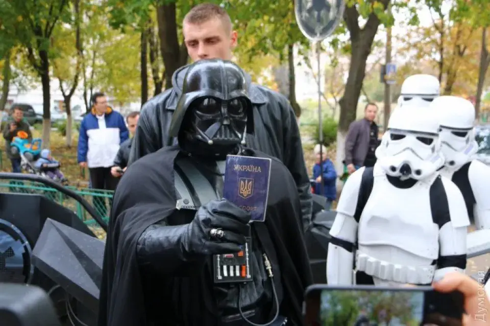 Дарт Вейдэр не змог прагаласаваць у Адэсе, а Чубаку затрымала паліцыя (фота)