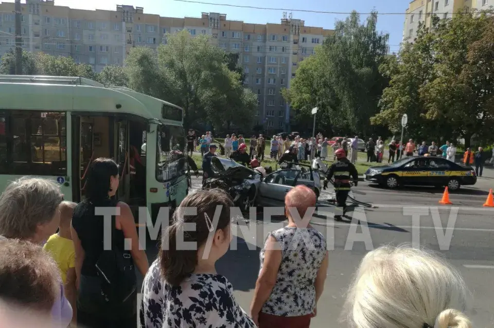 У Мінску легкавік урэзаўся ў тралейбус з пасажырамі (фота)