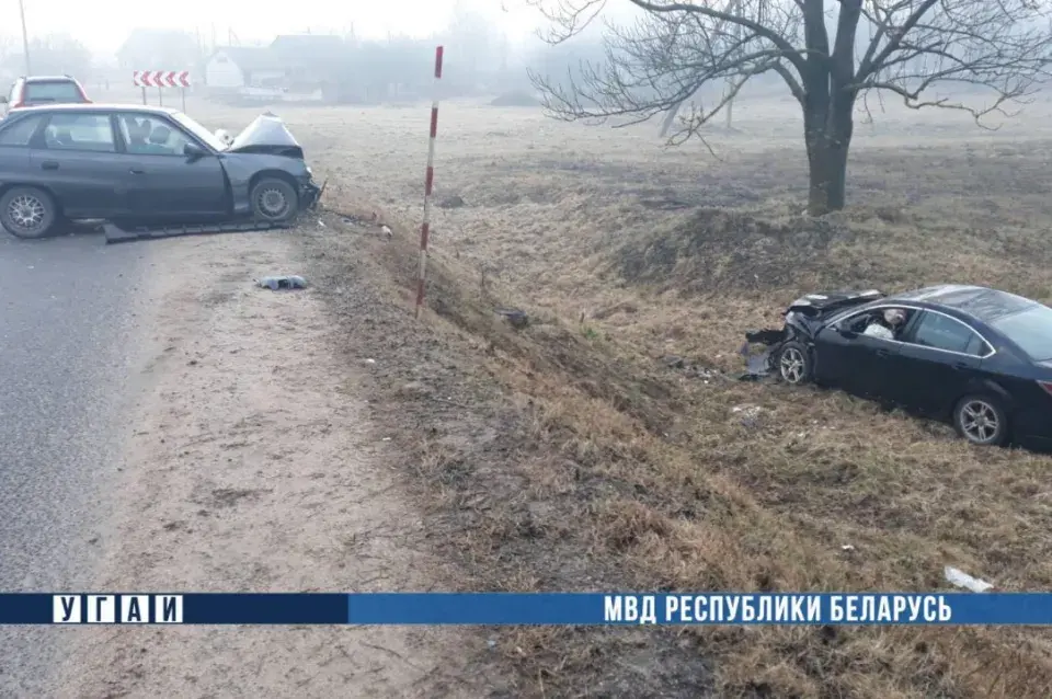 Пад Смалявічамі ў лабавым сутыкненні "Опеля" і "Мазды" пацярпелі 5 чалавек