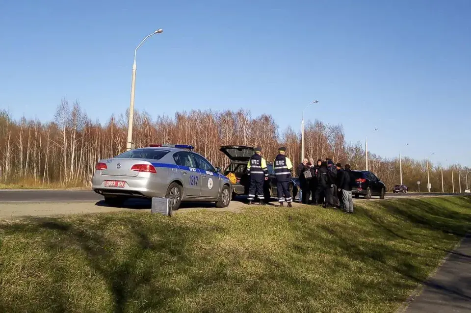 У аўто праціўніка завода АКБ у Брэсце нібыта знайшлі патроны і выбухоўку (відэа)