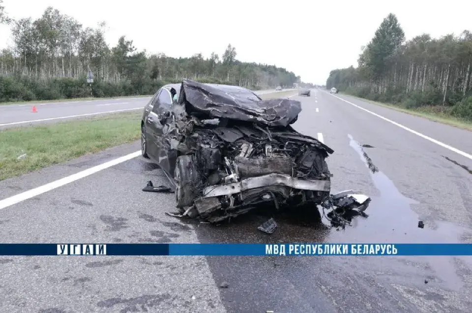 Пад Смалявічамі легкавік “Мерсэдэс” урэзаўся ў бус, які стаяў на абочыне