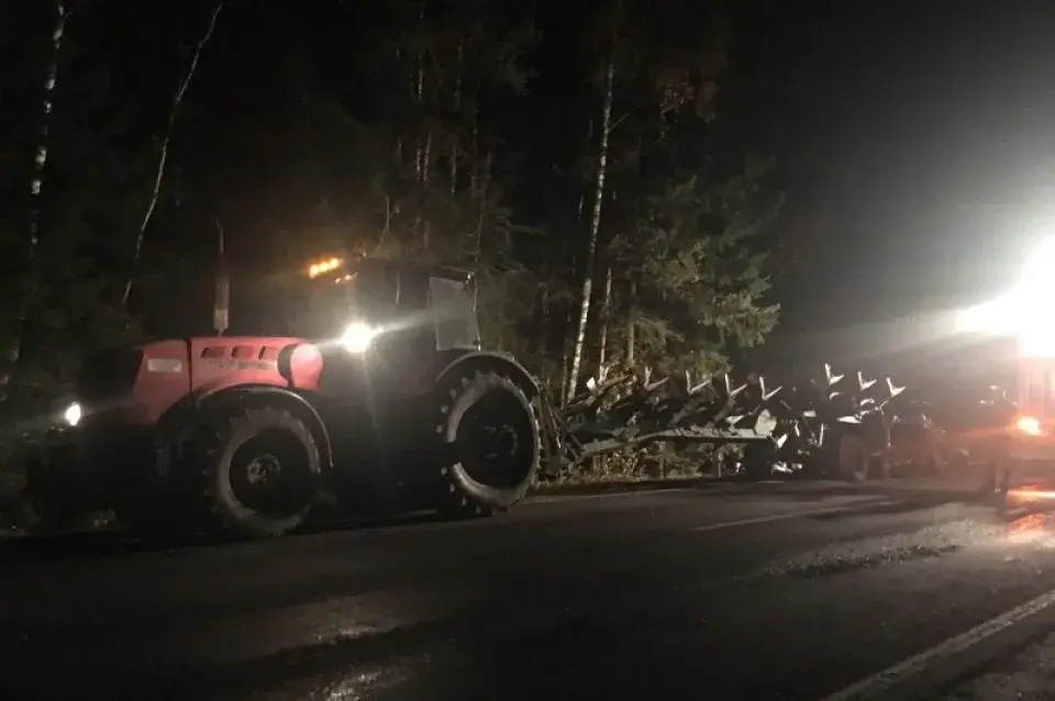 Пад Чэрыкавам легкавік наскочыў на трактар з плугам: 4 чалавекі загінулі