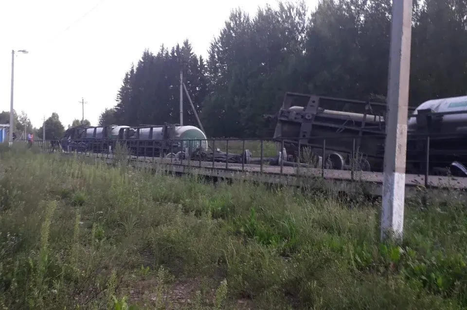 МНС: пад Віцебскам з рэек сышлі 16 цыстэрнаў, цягнікі ідуць у аб'езд (фота)