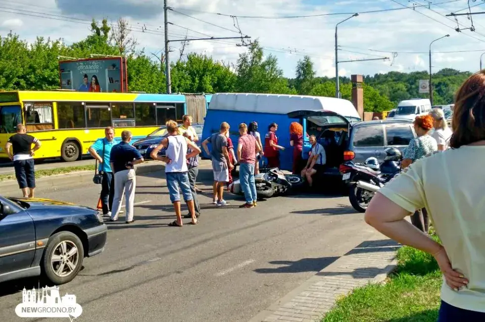 ДТЗ з пяцю аўтамабілямі паралізавала рух на аўтамагістралі ў Гродне