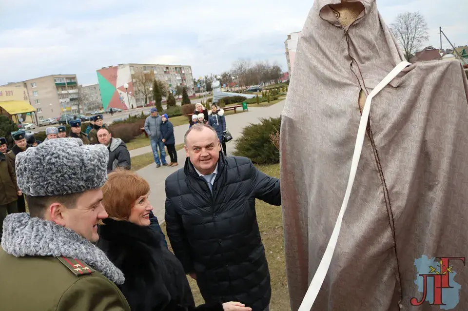 У цэнтры Любані ўсталявалі скульптуру ратавальніка, які нагадвае Дарта Вейдэра