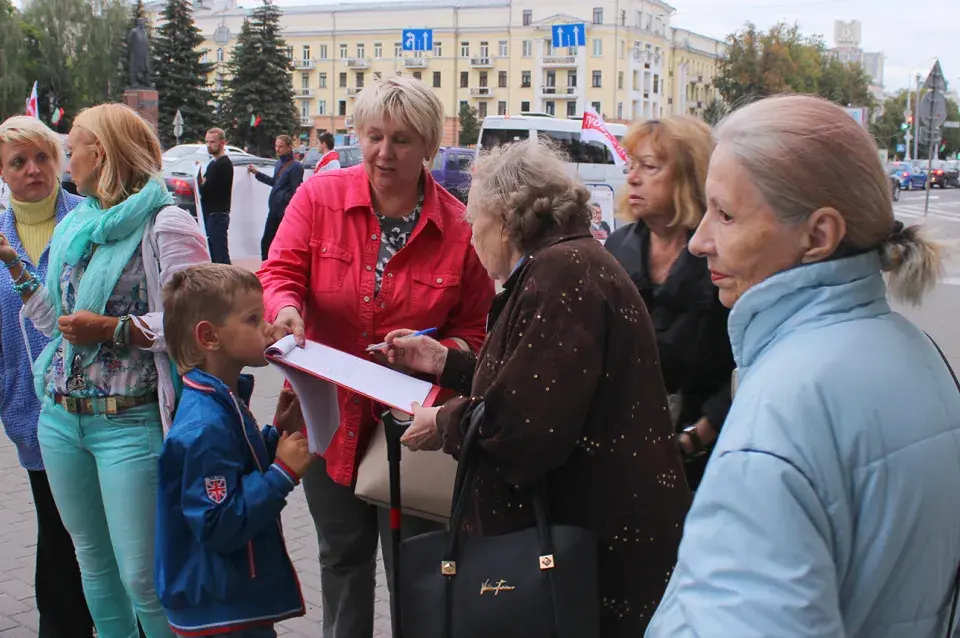 У Мінску жыхары дома выйшлі на праспект з патрабаваннем закончыць капрамонт