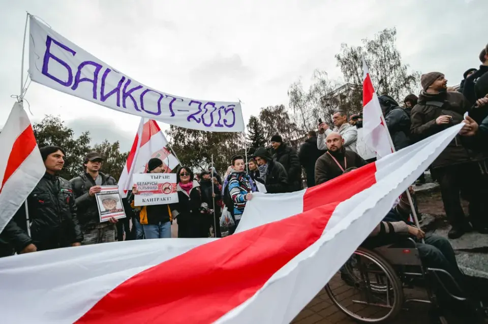 Фотарэпартаж з мінскай акцыі "Шэсце нацыянальнага сцяга"