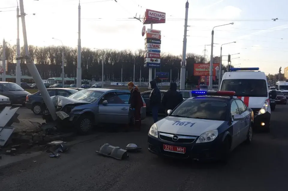 У Мінску на Партызанскім праспекце "Опель" наляцеў на слуп (фота)