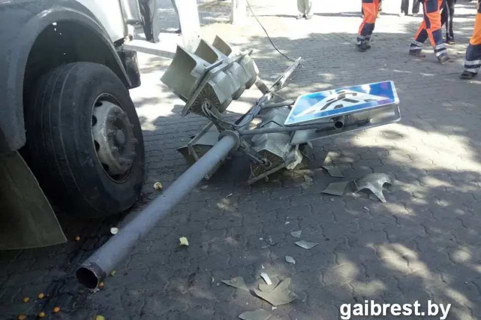 У Пінску грузавік знёс светлафор, які паваліўся на пешахода (фота)