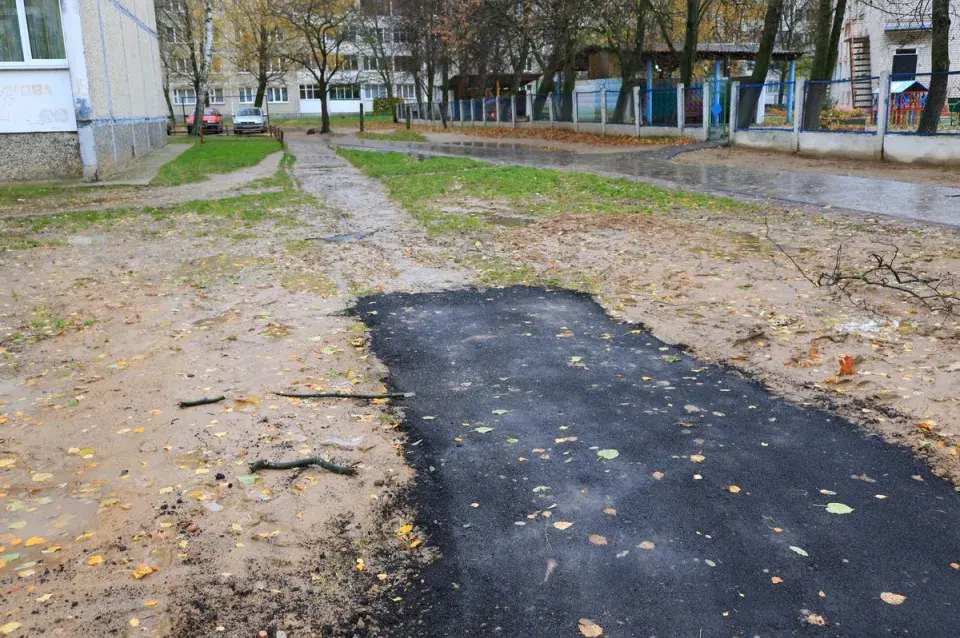 У Баранавічах асфальт паклалі проста ў бруд і “недацягнулі” некалькі метраў