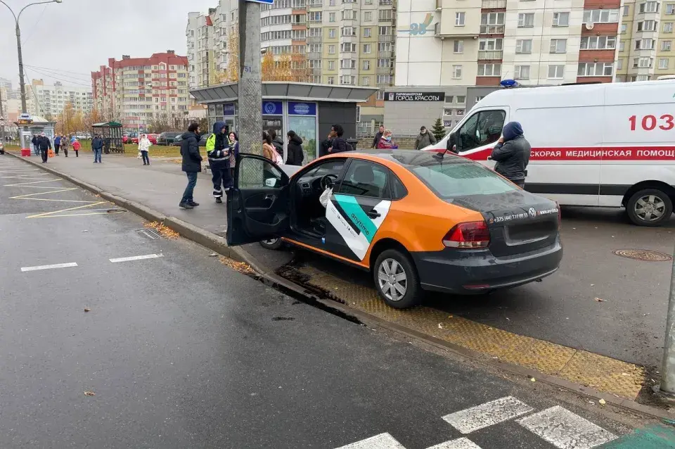 У Мінску дзяўчына на аўтамабілі каршэрынгу наехала на слуп