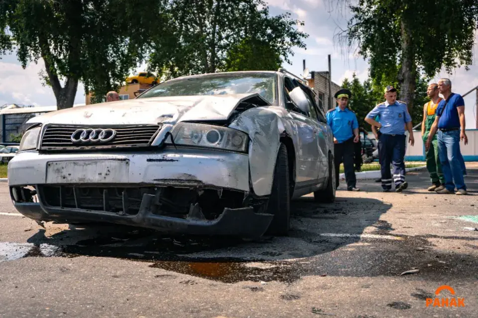 Лесавоз у Светлагорску разбіў пяць прыпаркаваных машын (фота, відэа)