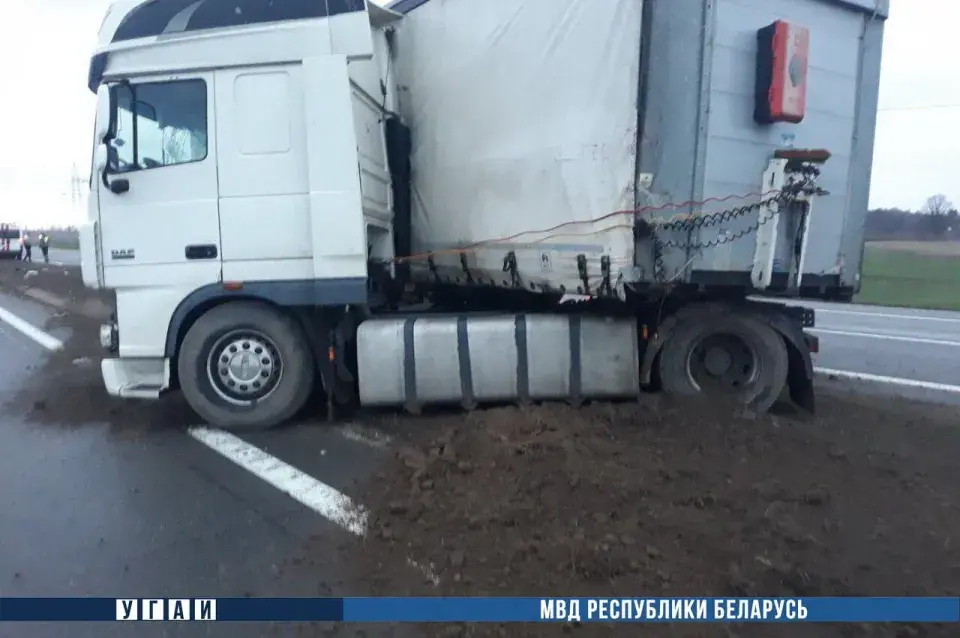 У Брэсцкай вобласці на М1 сутыкнуліся дзве фуры, адзін кіроўца загінуў