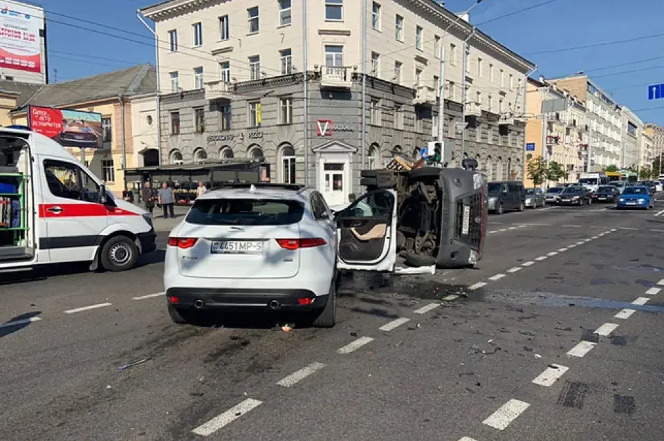 На Нямізе ў Мінску жорстка сутыкнуліся грузавік з прадуктамі і пазадарожнік