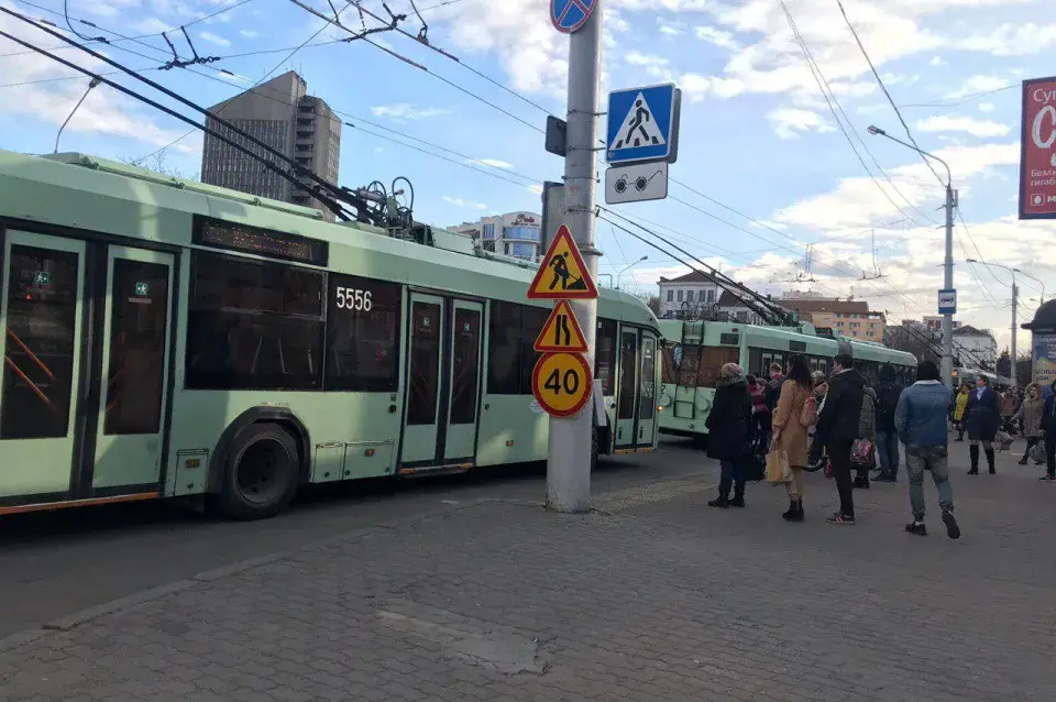 На Нямізе ў Мінску — вялізны затор: абарваліся тралейбусныя драты (фота)