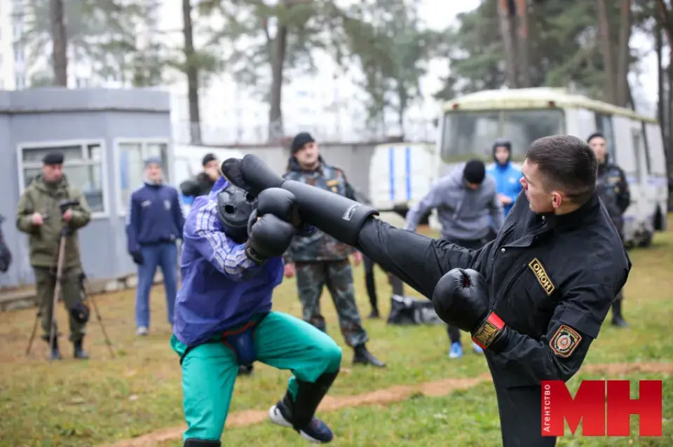 Кроў на твары мінскага амапаўца: сілавікі змагаліся за чорны берэт