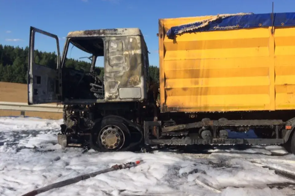 На трасе пад Мінскам загарэўся грузавік з пілавіннем