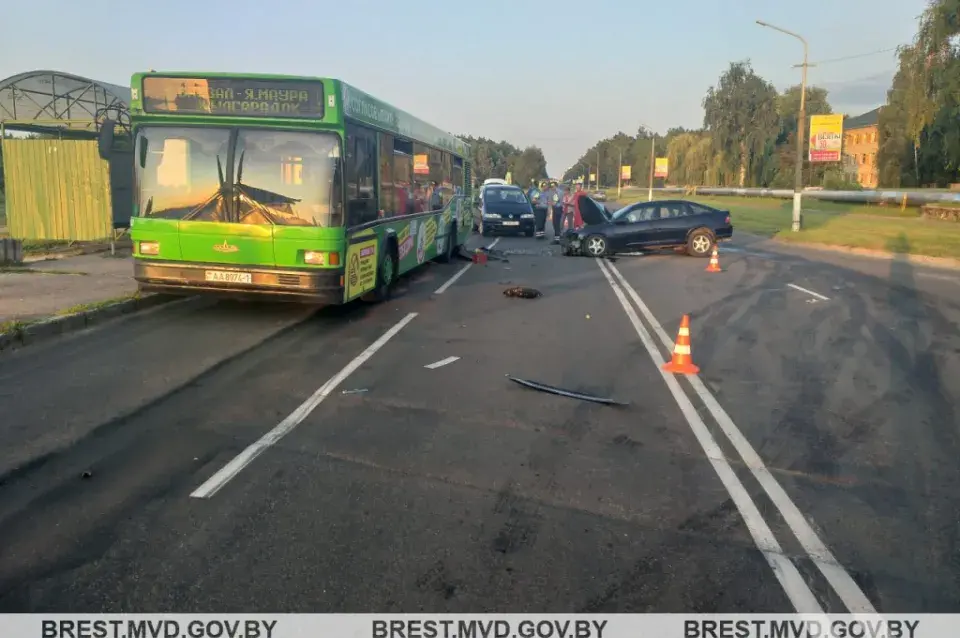 П'яны пінчук на легкавушцы ўрэзаўся ў аўтобус на прыпынку (фота)